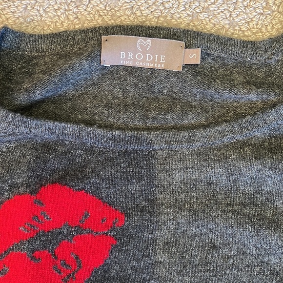 Ladies Brodie Fine Cashmere Grey Sweater with Lips. Size Small - Picture 4 of 6